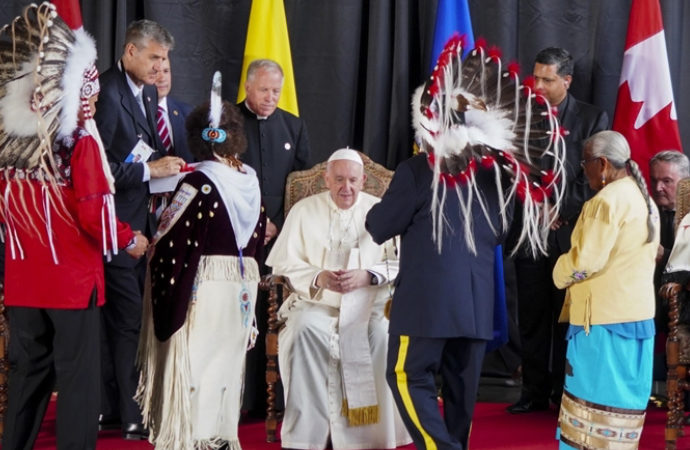 Papa Franciscus, yerlilerle uzlaşmak için Kanada’ya gitti
