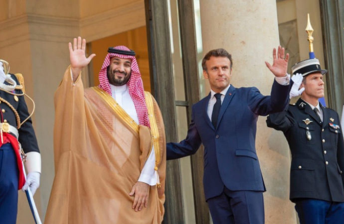 Paris’te ağırlanan Prens Selman’a Macron’dan övgüler
