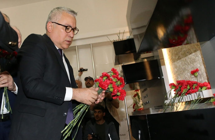 Sivas Valisi Yılmaz ve Alevi Vakıfları Başkanı Doğan, Madımak otelini ziyaret etti