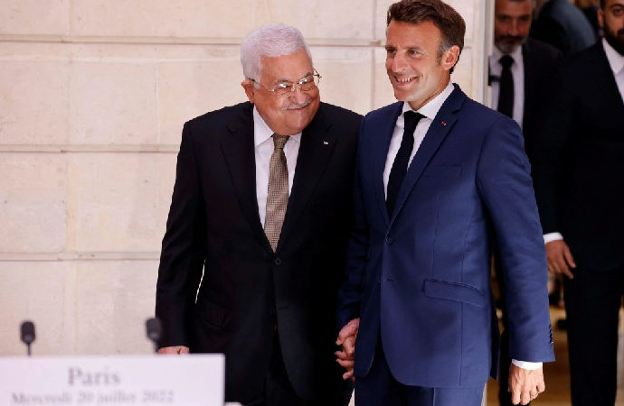 Macron, Elysee sarayında Mahmud Abbas’ı ağırladı