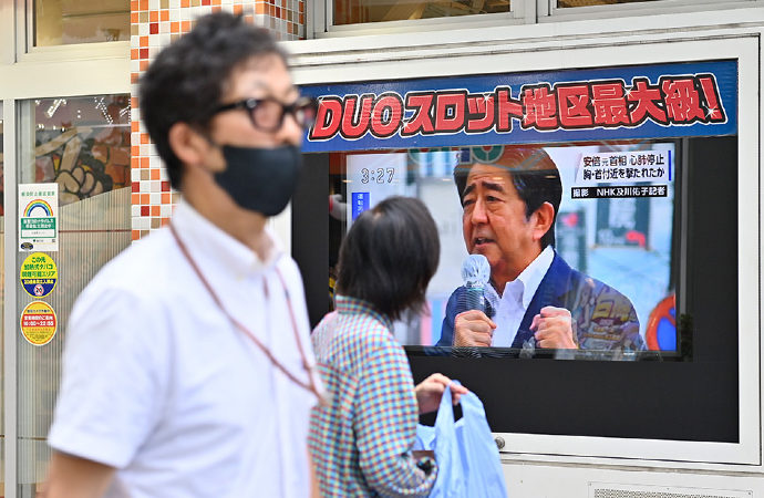Suikaste uğrayan eski başbakan Abe hayatını kaybetti
