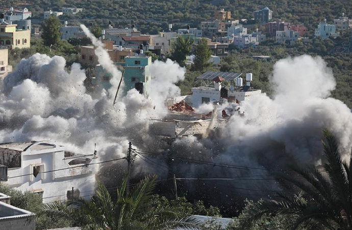 İsrail, Filistinli iki tutuklunun evlerini patlayıcılarla yıktı