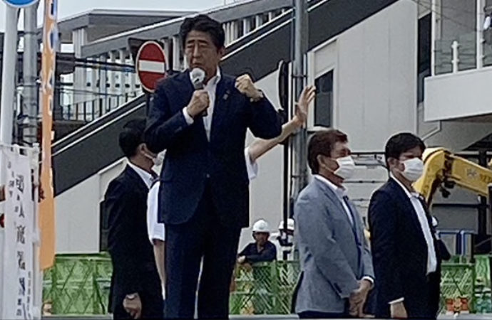 Japonya eski başbakanı suikaste uğradı