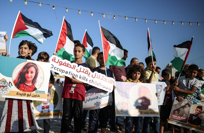 İsrail’in katlettiği Filistinli çocuklar Gazze sahilinde anıldı