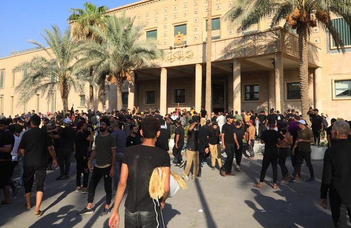 Sadr yanlıları Hükümet Sarayından çıkarıldı, ülkede sokağa çıkma yasağı ilan edildi