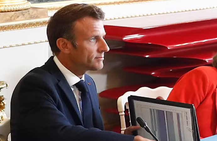 Macron: Gerektiğinde sosyal medyayı kesebilmeliyiz