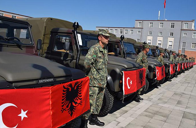 Arnavutluk Silahlı Kuvvetleri’ne Türkiye’den araç bağışı