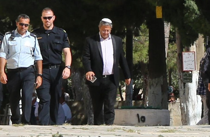 Siyonist milletvekili Ben-Gvir, polis himayesinde Aksa’ya girdi