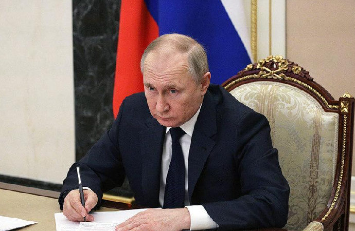 Putin, Ukrayna’daki bölgelerin bağımsızlıklarını tanıyan kararnameleri imzaladı