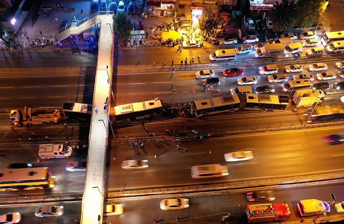 İstanbul Avcılar’da 4 metrobüsün çarpıştığı kaza