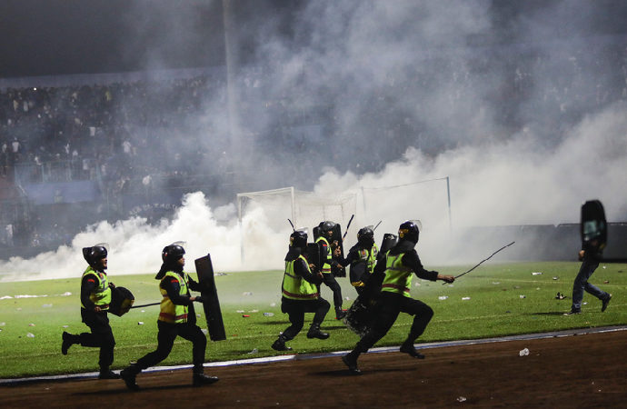 Endonezya’da stadyumda çıkan izdihamda 129 kişi hayatını kaybetti