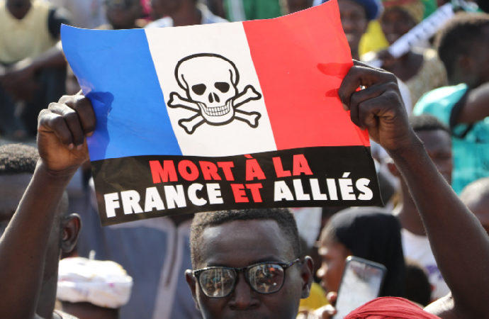 Le Monde: Fransa, güç kaybettiği Afrika’da askeri emellerini yeniden konumlandırıyor