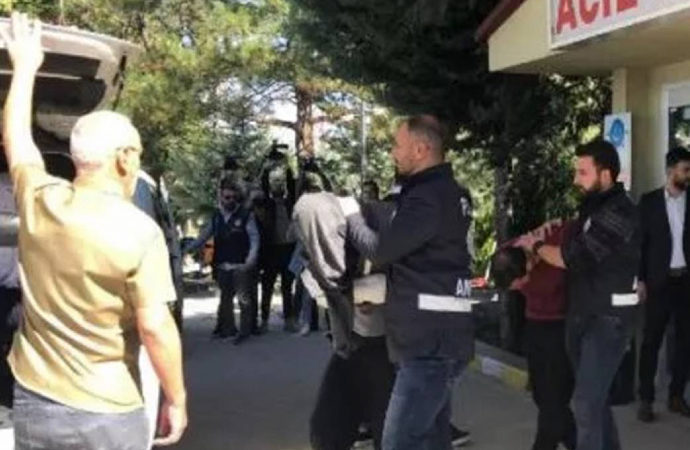 Cinayet zanlıları, kamu görevlerinden uzaklaştırıldı