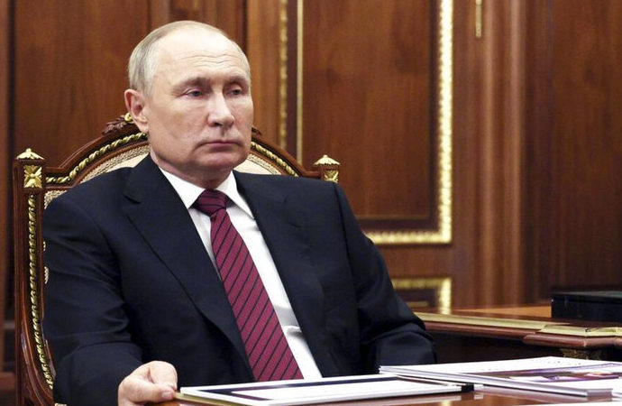 Putin: Batı hızla yitirdiği hakimiyetine daha umutsuzca tutunuyor