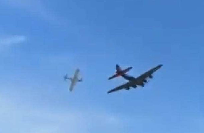 ABD’de iki gösteri uçağı havada çarpıştı