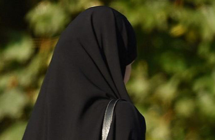 Müslüman kadının örtüsü ile ilgili yasa/kural koyma hakkı kimindir?