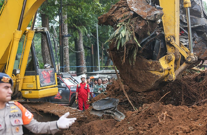 Endonezya’daki depremde kayıp 39 kişi enkaz altında aranıyor
