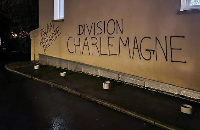 Fransa’da cami duvarına “İslam, Avrupa’dan çık dışarı” yazıldı