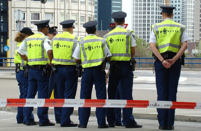 Hollanda’da “polis memurları başörtüsü takabilmeli” önerisi