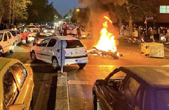 İran’da polis ve göstericilerin üzerine ateş açıldı