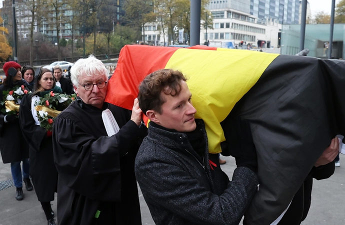Belçika’da sığınmacıları sokakta bırakan devlete “cenaze töreni”