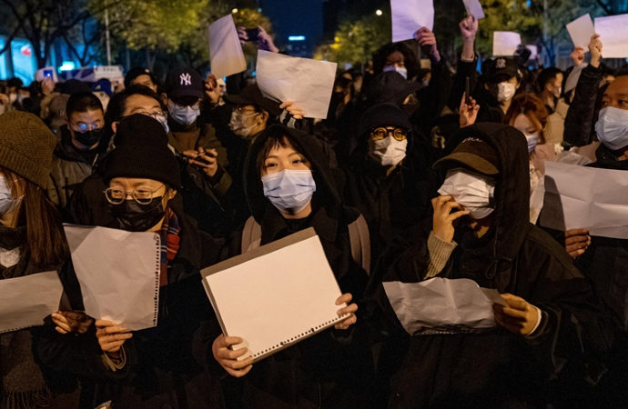 Çin’de beyaz kağıt ‘salgını’ ve halkın distopik tedbirlerle imtihanı