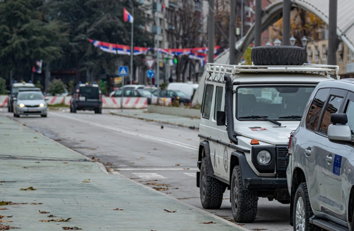 Sırplar Kosova’nın kuzeyinde yeni bir barikat kurdu