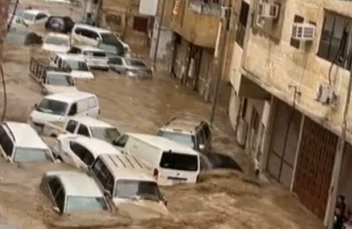 Mekke’de şiddetli yağışlar sele neden oldu