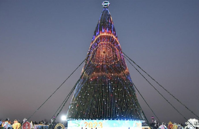 Türkmenistan’da Noel babalı yılbaşı merasimi