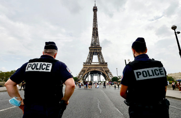 Fransız polisinin darp ettiği 2 başörtülü kadın, polise darptan ifadeye çağrıldı!