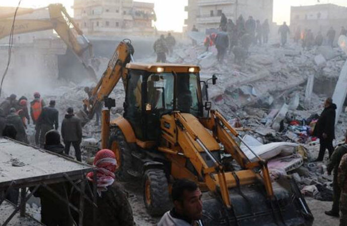 Halep’te 5 katlı bir bina çöktü