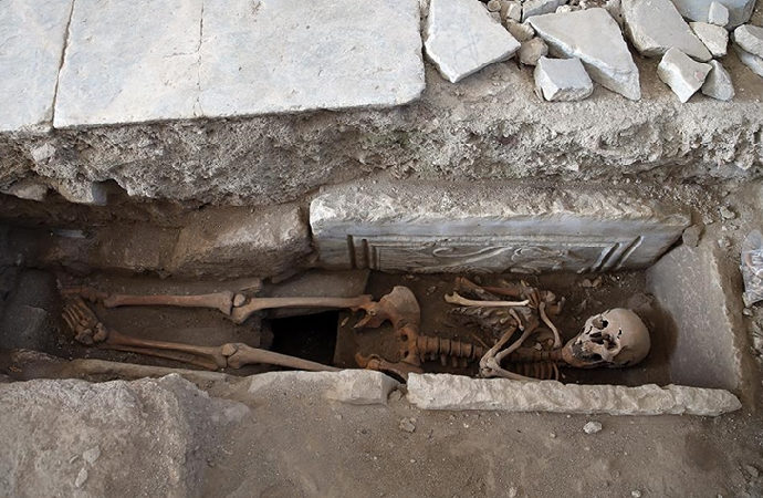 Antik kentteki kilisede kadın mezarı bulundu