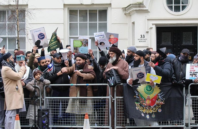 Londra’da İsveç büyükelçiliği önünde protesto gösterisi