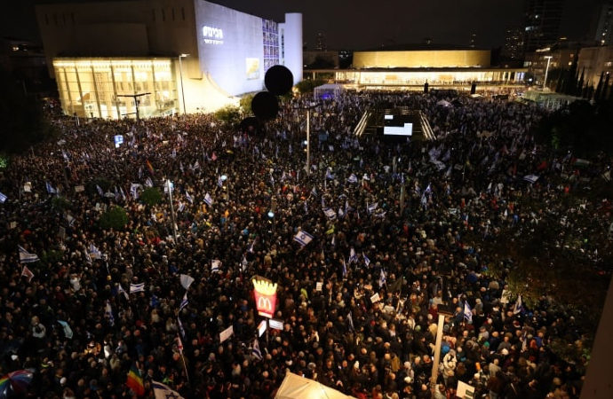 Netanyahu 80 bin kişilik protestoya kulak asmadı