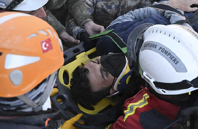 198’inci saatte iki kardeş enkaz altından sağ çıkarıldı