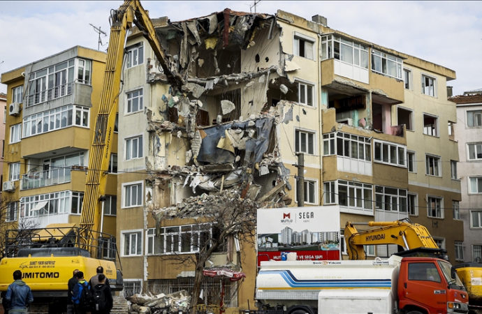 İstanbul’da 48 yıllık Çınar Sitesi’nin yıkım çalışmaları başladı