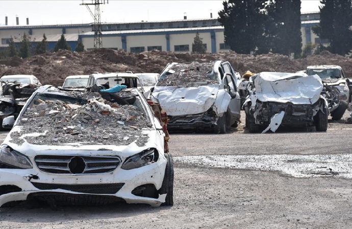 Depremde zarar gören araçlardan 761’i otoparka çekildi