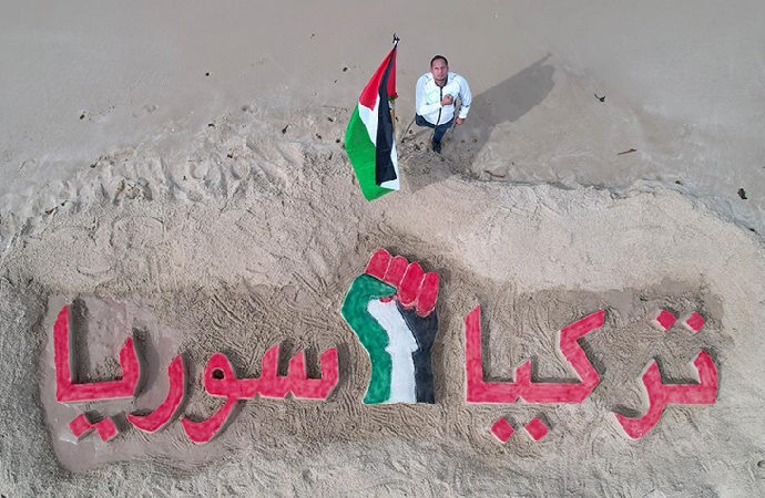 Gazze sahilinde “Türkiye” ve “Suriye” yazılı kumdan dev tablo
