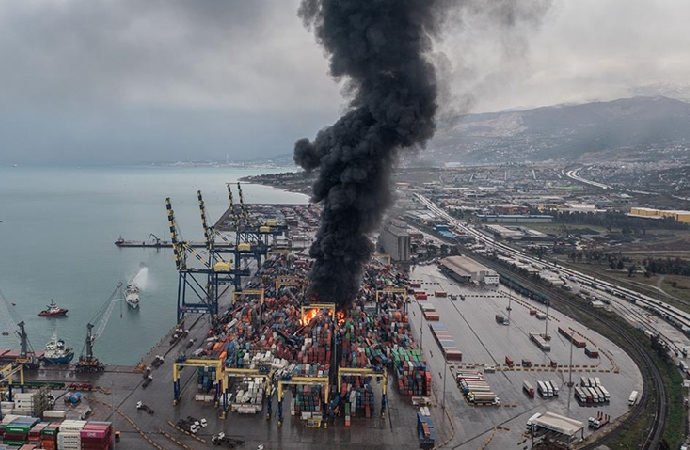 İskenderun limanındaki yangın sürüyor