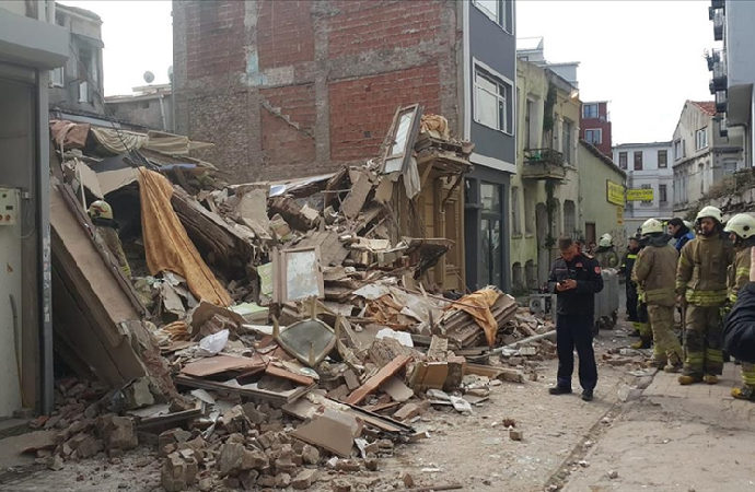 İstanbul Fatih’te 3 katlı metruk bina çöktü