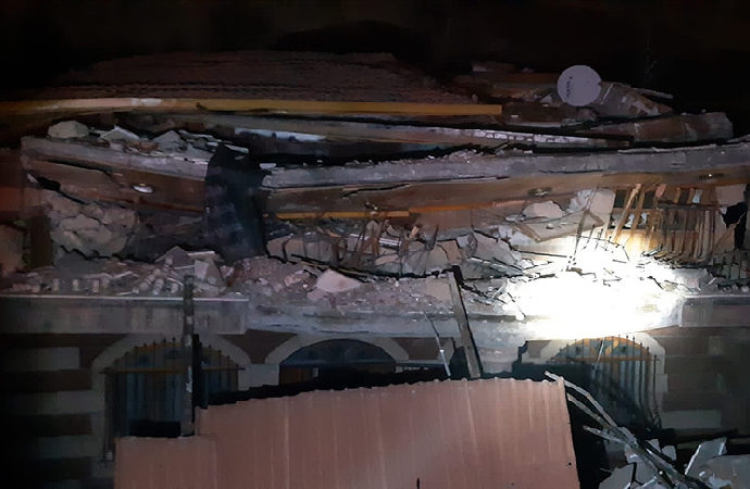 Deprem sonrası boşaltılan 3 katlı bir bina yıkıldı