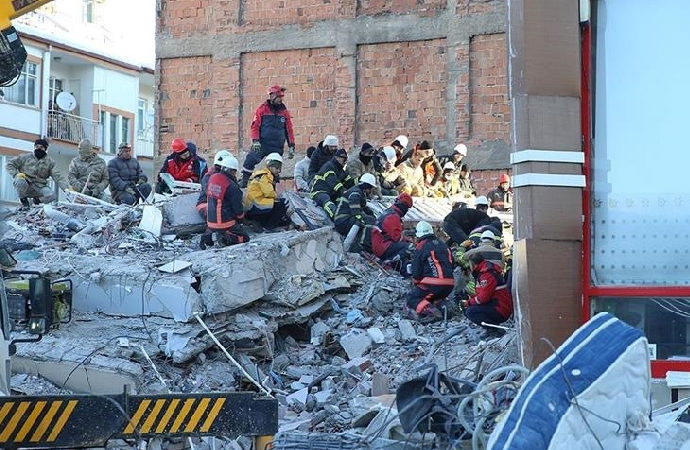 Lübnan’dan Suriye’deki depremzedeler için 15 tır yardım