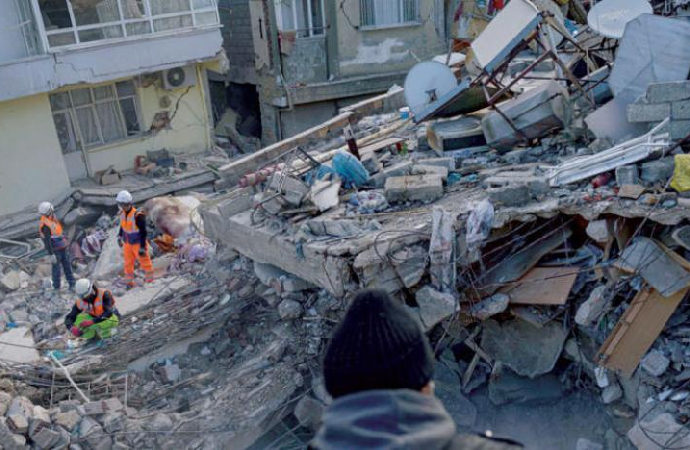 Depremin 296. saatinde enkazdan üç kişi kurtarıldı