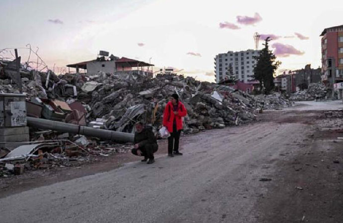 Hatay’da felaketin adı “lapa gibi zemin” ve “tuzlu kum”