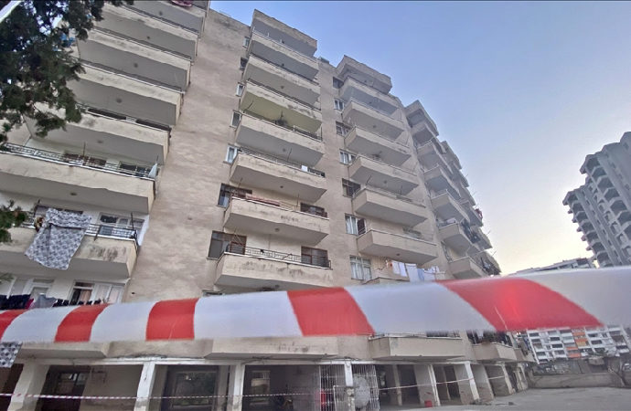 Mersin’de depremlerden etkilenen 8 katlı bina tahliye edildi