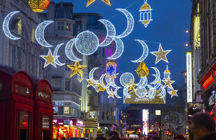 Londra’da turistik caddeye Ramazan aydınlatması