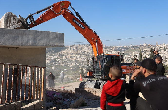 İsrail, Müslümanların evlerini yıkmaya devam ediyor