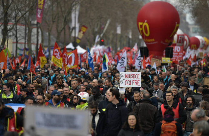 Hükümeti protesto eden Fransızlar sokaklarda