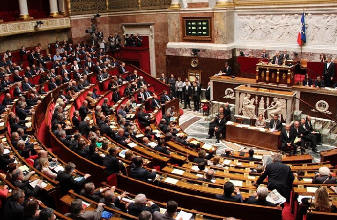 Fransa’da meclisin pas geçilmesi, uluslararası basında