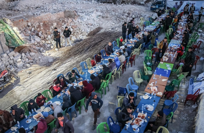Halep’de enkaz haline gelen evlerin arasında toplu iftar